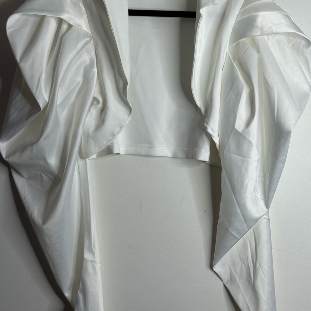 AKIRA Ivory Elegant Top